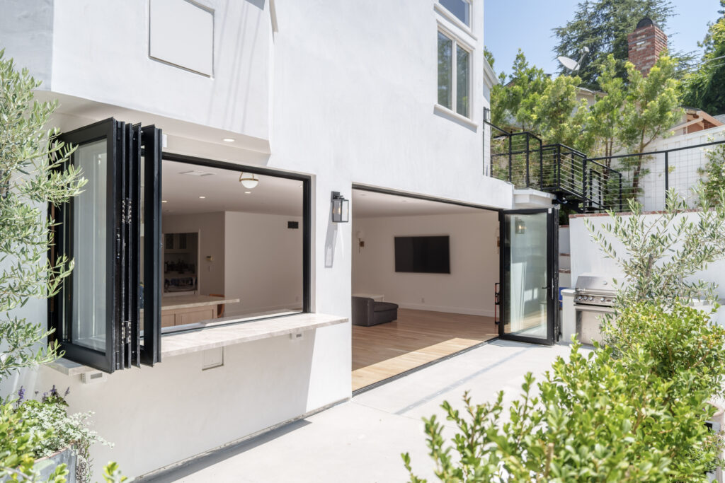 Heavy-duty bifold door system with smooth rollers